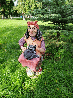 <b>Садовая фигура Баба Яга на ступе с котом</b> - очаровательная садовая фигура.