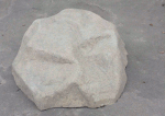 <b>Искусственный камень D100/35</b> -декоративная крышка люка в виде большого камня серого цвета
