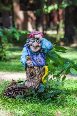 Декоративная садовая фигура Баба Яга с веником - понравится детям!