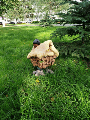 Избушка с соломенной крышей Н.С. - садово-парковая скульптура из полистоуна