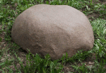 Декоративный камень 60/20 ДС на дренажный колодец изолирует колодец от грязи.