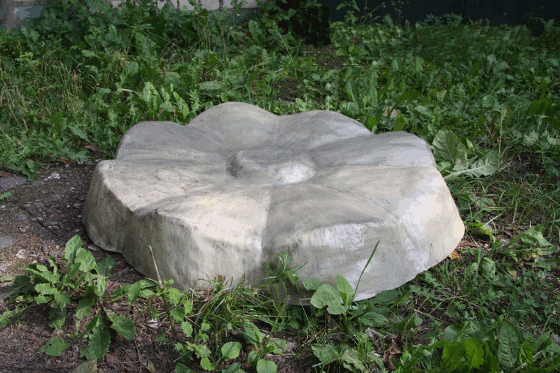 Декоративная крышка люка Каменный цветок - красивая декоративная крышка люка в виде огромного каменного цветка