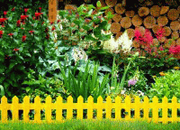 Забор Палисадник желтый освежает своим видоминтерьер загородного дома и дачи
